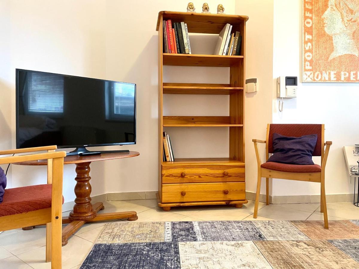 Booklovers Close To Center Apartment *